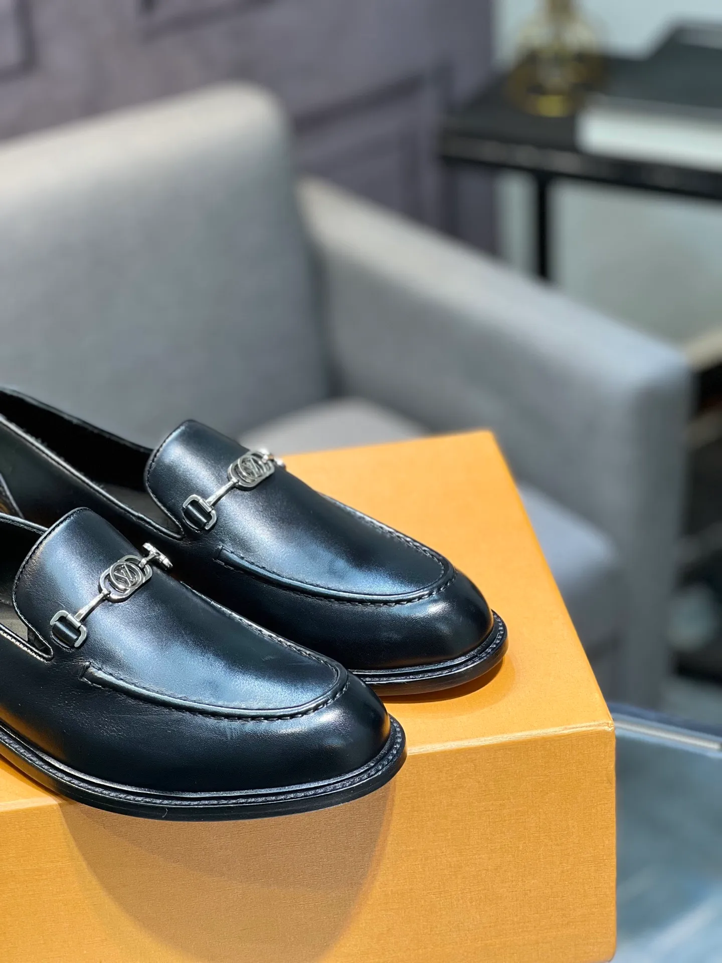Men's shoes 💰1020 LV top luxury brand, high-quality men's business formal leather shoes, imported genuine leather soles! Customized imported leather, the first layer of open-edge beaded lacquered cowhide, the texture is incomparable, the imported cowhide lining, high-end high-end shoes, don't miss it! size:39-44 (Male 38 45 46 customized)
